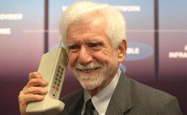 Primer teléfono celular a comercializar