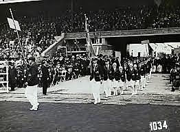 Die Eröffnung der Zeremonie und die Anzünden des olympisches Feuer