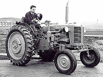 Tractor con motor de inyección y tracción a las cuatro ruedas.