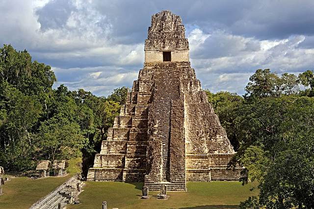 Invasión de ciudades mayas