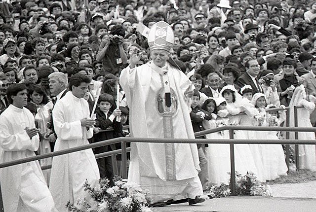 El papa Juan Pablo II visita Colombia