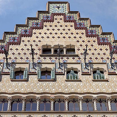 Timeline: MODERNISME_va ser un moviment cultural que va sorgir a Catalunya al final del segle xix i principis del segle xx, amb la voluntat de transformar la cultura tradicional en una cultura moderna oberta a Europa.