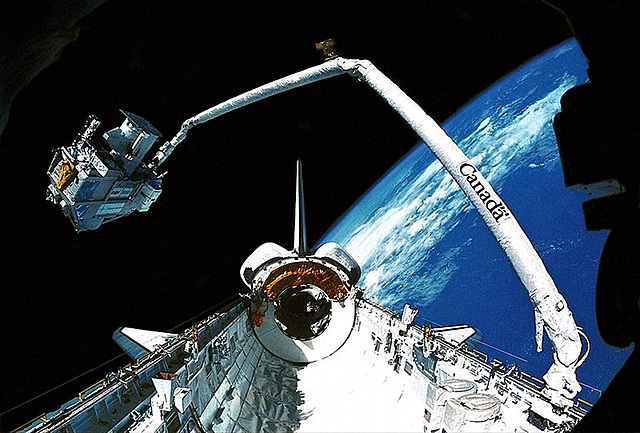 1979: Invention du Canadarm le brass patial du Canada