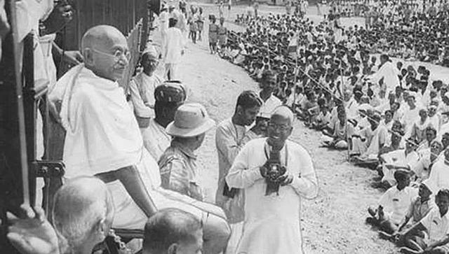 1915 Mahatma Gandhi conduce protestas en la India