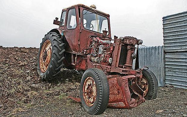 TRACTOR CON RUEDAS CUBIERTA DE CAUCHO NERVADO