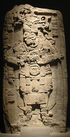 Los primeros gobernantes mayas levantaban estelas.