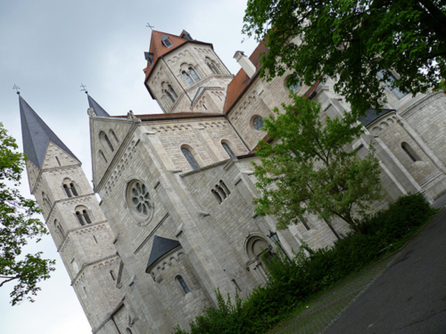 Comença a fer d'organista a la catedral de San Aldabert a Praga