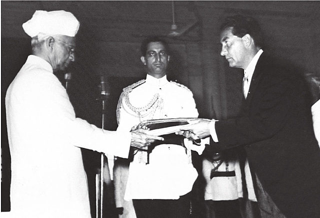 Embajador y Renunció