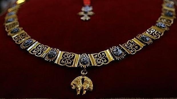 2. Su padre le armó caballero de la Orden de Toisón.