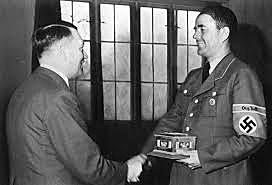 Alemania y la Unión Soviética firman un tratado sobre la entrega de materias primas y productos industriales.