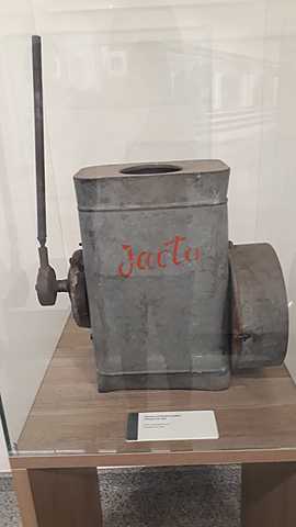 Shunji Nishimura fabrica a primeira polvilhadeira costal