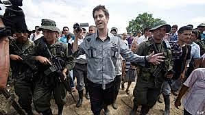 Las Farc liberan al periodista francés Romeo Langlois, que habían capturado un mes atrás en un combate con el Ejército.