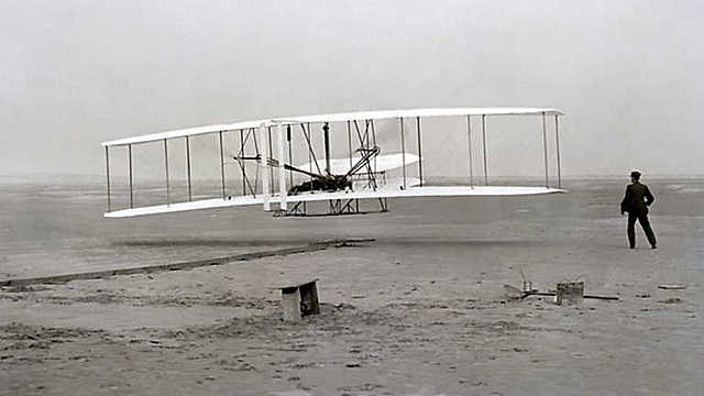 El primer vuelo impulsado por un motor