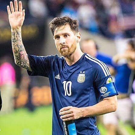 Leo debuts with the Argentine soccer team..