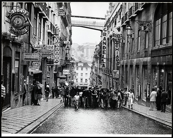 El MFA consigue una comunión absoluta con la calle, la Revolución no acarrea daños personales.