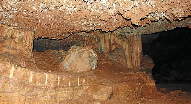 Espeleologia en una cova