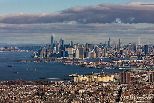 Announcing on his arrival at customs in New York City