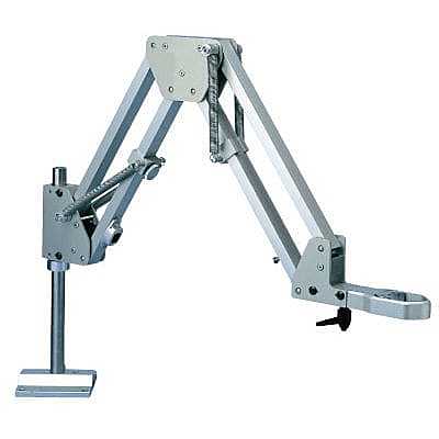 G Goertz, D Bergsland, investigan sobre manipuladores mecánicos a control remoto