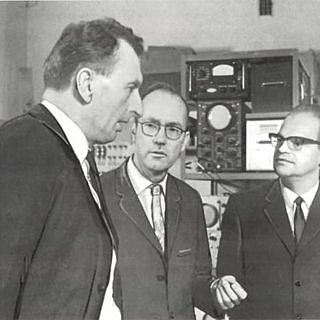 Se fabrica el primer aparato de emisión simultanea