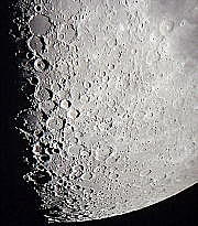 Observación de los cráteres de la Luna
