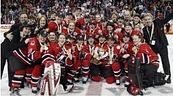 2004: Le Canada remporte le championnat Mondiale de hockey fèminin