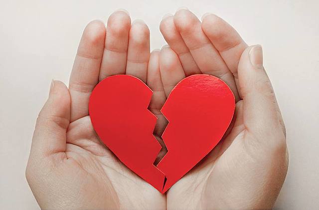 se enamora y le rompen el corazón por primera vez