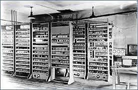 EDVAC John Von Neumann junto con Dr. John W. Mauchly y John Presper Eckert, Jr