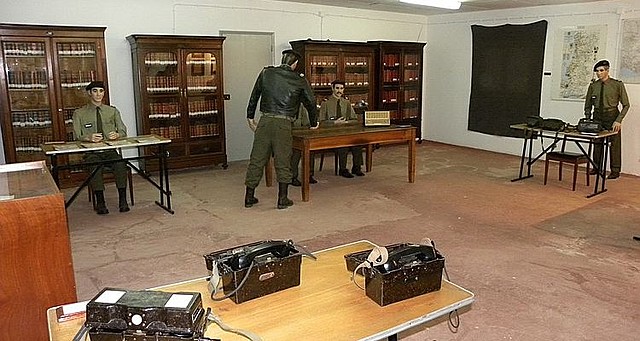 10.00 – Grupo de Militares prepara um posto de comando do movimento no quartel da Pontinha em Lisboa.