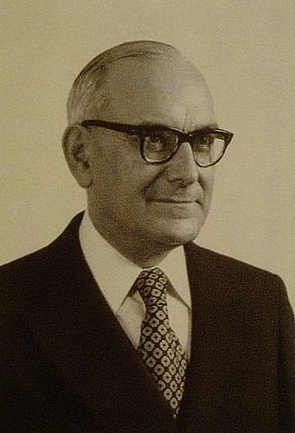 12.00 Marcelo Caetano, primeiro-ministro nesse momento, rende-se e dá o lugar a Spínola.