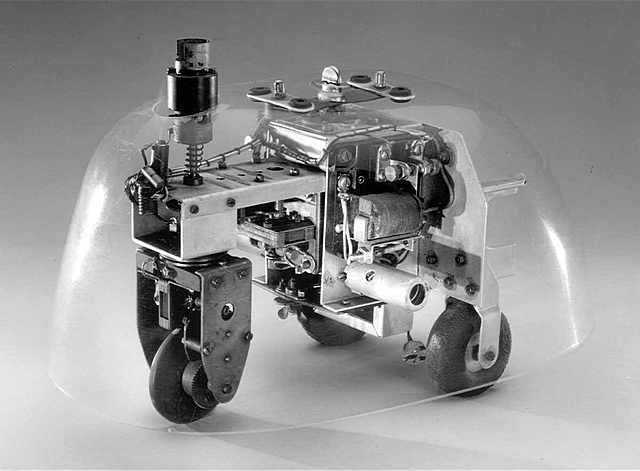 William Grey Walter, presentó el primer robot autónomo electrónico