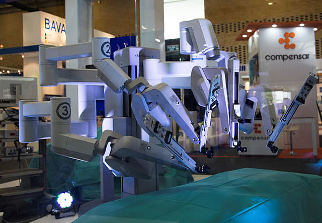 La FDA aprueba el sofisticado robot Da Vinci como asistente para cirujanos.