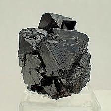magnetita: La magnetita es un mineral de hierro constituido por óxido ferroso-diférrico (Fe2+Fe3+2O4).