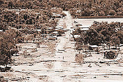 El huracán Fifí azota la costa Caribe de Honduras, Nicaragua y El Salvador