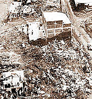 Un alud del volcán San Salvador, provocado por fuertes lluvias, sepulta una colonia al noroeste de la capital y deja unas 1.000 víctimas, entre muertos y desaparecidos.