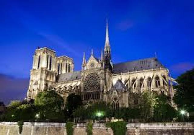 Comienza la construcción de la Catedral de Notre Dame de París, Francia