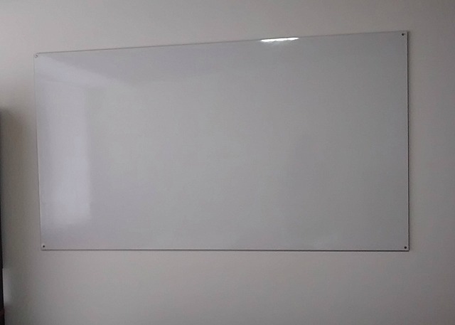 Tablero acrílico, marcadores borrables.