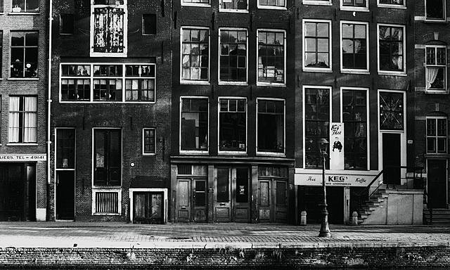9. Anne Frank y su familia son arrestados