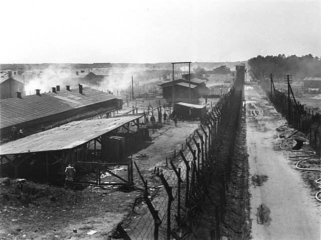 12. Anne, Margot y Auguste van a Bergen-Belsen