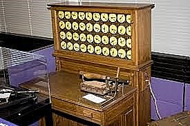Herman Hollerrith	Desarrollo un sistema de tarjetas perforadas eléctricas y basadas en la lógica de Boole, aplicándolo a una máquina tabuladora de su invención.