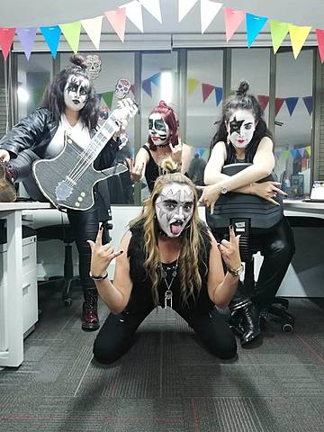 Me disfrace de Kiss  en la Oficina
