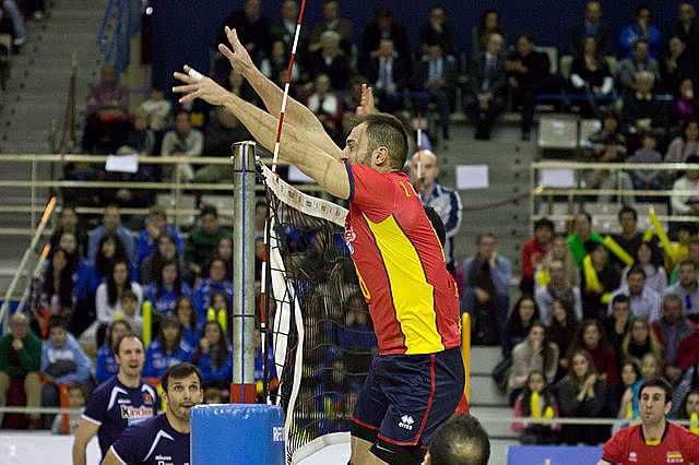 VOLEIBOL AÑO 2010 "SE REVISA LA REGLA DEL TOQUE DE RED Y SE CAMBIA"