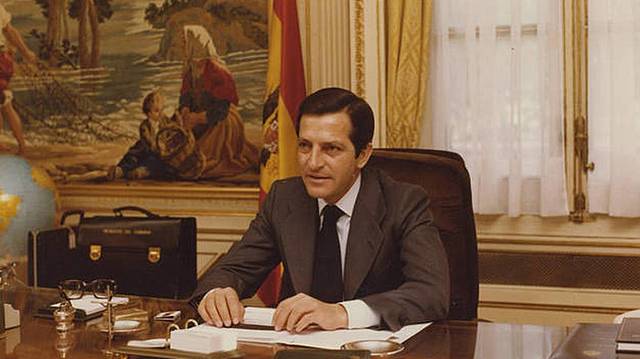 Dimisión de Arias Navarro como presidente del gobierno, siendo  sustituido por Adolfo Suárez.