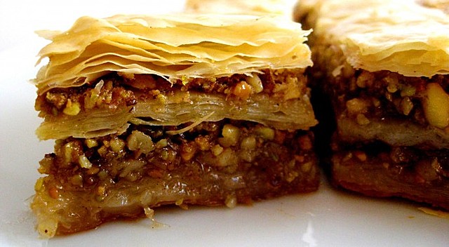 Cilat janë ndikimet e qytetërimit osman dhe atij perëndimor në veshje, ushqim, besim, tradita e zakone?