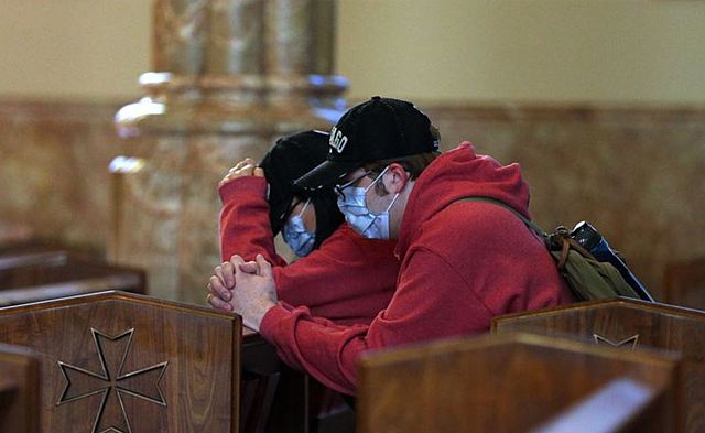 Chicago-area Churches Suspend Service