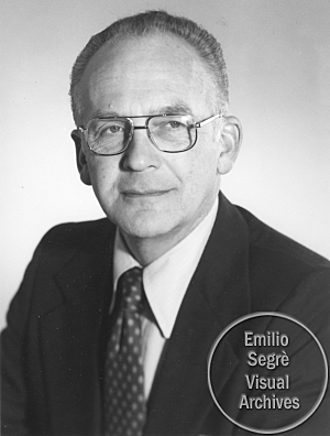 Elias Snitzer theorizes communication down a single mode fiber.