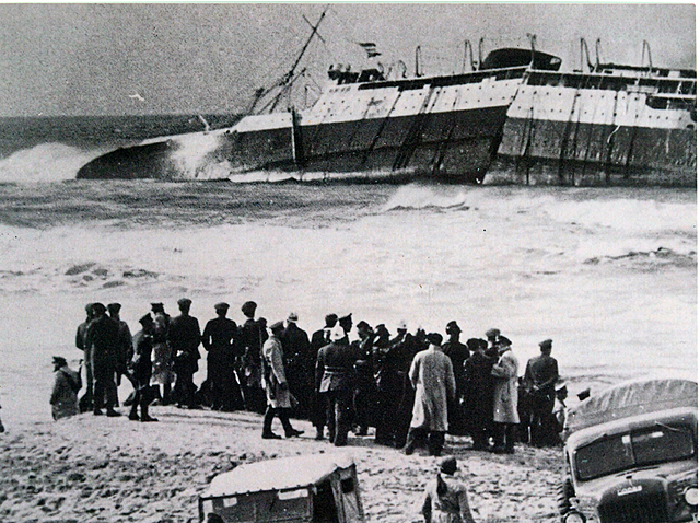 Le paquebot Champollion s'échoue au sud de Beyrouth sur les brisants à 200m de la plage : 16 morts.
