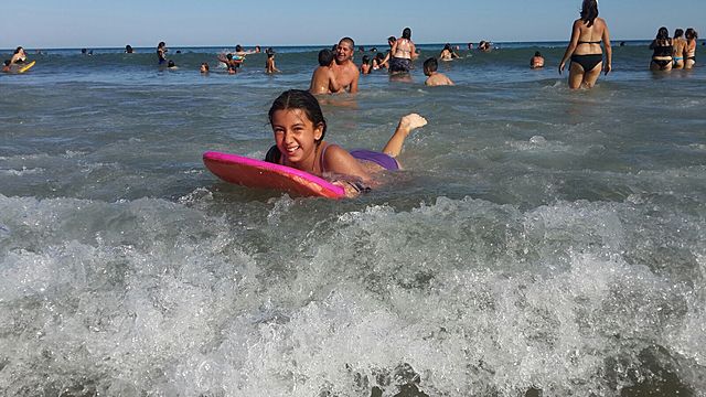 DISFRUTE LAS OLAS EN EL MAR