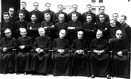 GRUPO DE SACERDOTES