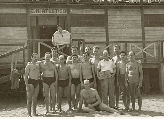 Primera edición de la Travesía del Puerto de Barcelona de natación.