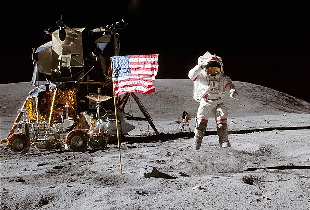 *Los astronautas Armstrong y Aldrin llegan a la luna